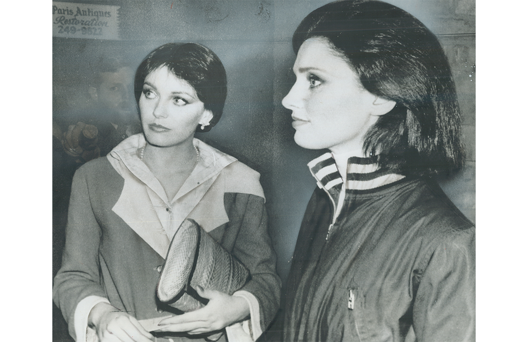 1977: Margaret Trudeau (right) leaves a New York photography studio. Photo by Boris Spremo / Getty Images.